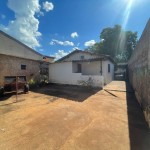 Casa com 02 dormitórios.