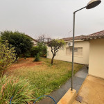 Residência ampla e bem conservada.