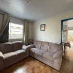 Casa com 02 dormitórios.