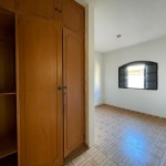 Residência com amplo terreno.