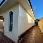 Residência com amplo terreno.