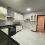 Apartamento com móveis planejados.
