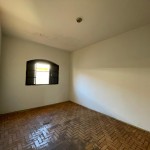 Residência com amplo terreno.