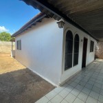 Casa com 02 dormitórios.