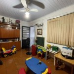 Ampla residência, localizada no Centro!