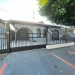 Ampla residência, localizada no Centro!