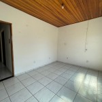 Casa com 03 dormitórios.