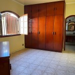 Residência com 04 suítes.