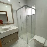 Residência com armários e energia solar.