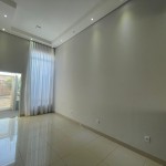 Residência com armários e energia solar.
