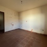 Residência com amplo terreno.