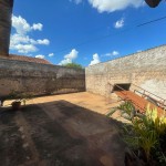 Casa com 02 dormitórios.