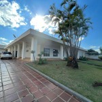 Ampla residência no centro da cidade.