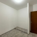 Residência com salão comercial.