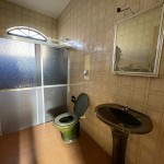 Residência com amplo terreno.