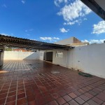 Ampla residência no centro da cidade.