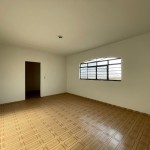 Residência com amplo terreno.