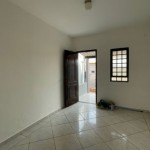 Residência com salão comercial.