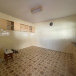 Ampla residência no centro da cidade.