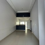 Residência com armários e energia solar.