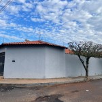 Ampla residência, muito bem conservada.
