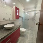 Apartamento com móveis planejados.