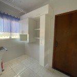 Apartamento com móveis planejados.
