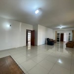 Ampla residência no centro da cidade.