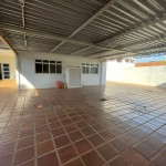 Ampla residência no centro da cidade.