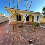Residência com amplo terreno.