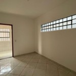 Residência com salão comercial.