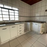 Casa com 03 dormitórios.