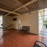 Residência ampla e bem conservada.