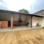 Residência ampla e bem conservada.