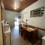 Ampla residência, localizada no Centro!