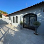 Ampla residência, localizada no Centro!