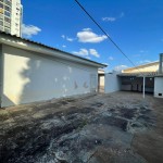 Ampla residência no centro da cidade.