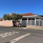 Residência de esquina no centro da cidade!