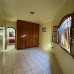 Residência com 04 suítes.