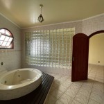 Residência com 04 suítes.