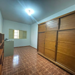 Residência ampla e bem conservada.