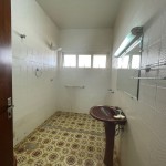 Ampla residência no centro da cidade.