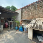 Casa com pequeno comércio.