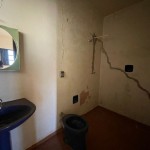 Residência com amplo terreno.