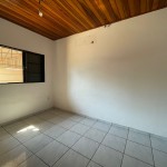 Casa com 03 dormitórios.