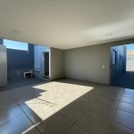 Residência com armários e energia solar.