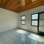 Casa com 03 dormitórios.