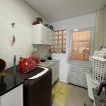 Lindo sobrado, centro.