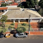 Ampla residência no centro da cidade.