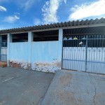 Casa com 02 dormitórios.